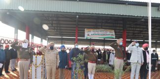 गणतंत्र दिवस पर झण्ड़ा लहराने की रस्म एसडीएम गगनदीप सिंह ने अदा की