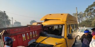 स्कूल वैन-ट्रैक्टर की टक्कर में बारह घायल, एक की मौत