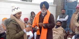 पूर्व विधायक भट्टी को मिला समर्थन, गांव निवासियों ने “तराजू” से किया सम्मानित