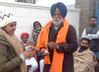 पूर्व विधायक भट्टी को मिला समर्थन, गांव निवासियों ने “तराजू” से किया सम्मानित