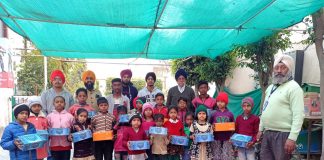 एनआरआई की तरफ से ईवनिंग स्कूल के बच्चों को बूट बांटे गए