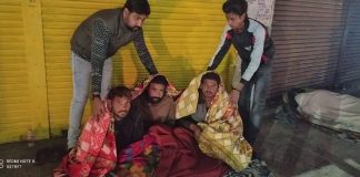 ठंड से बचाव के लिए गर्म कंबल बांटे