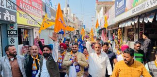 पूर्व विधायक सिंगला के हक में सुपुत्र द्वारा लाईनों पार बाजारों में की गई पद यात्रा, मांगीं पिता के लिए वोट