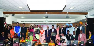 टीचिंग और नान-टीचिंग स्टाफ सदस्यों को सम्मानित करने के लिए सालाना अवार्ड समारोह