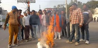शिवसेना हिंदुस्तान ने हनुमान चौक में फूंका मुख्यमंत्री का पुतला