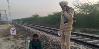 एक युवक ने गाड़ी के नीचे सिर दे दिया जिससे उसकी दुर्घटनास्थल पर ही मृत्यु हो गई