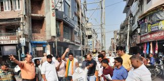 भाजपा युवा मोर्चा ने बग्गा को गिरफ्तार करने पर फूंका केजरीवाल का पुतला