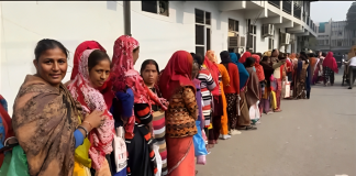आटा-दाल कार्डों की जांच; नगर निगम के सामने लोगों की लंबी कतारें