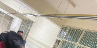 बच्चा चोरी करने वाली दोनों महिलाएं और एक आदमी को गिरफ्तार किया। पुलिस ने बच्चे को भी किया बरामद।