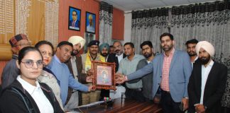 चोरी हुआ बच्चा ढूंढने पर भाजपा नेताओ ने एसएसपी को किया सम्मानित