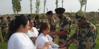 फाजिल्का में BSF जवानों को ब्रह्मकुमारीज आश्रम से आई बहनों ने बांधी राखी
