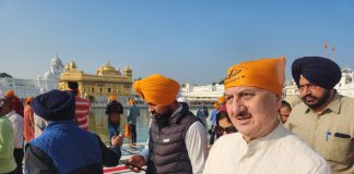 अनुपम खेर ने गोल्डन टेंपल में टेका माथा, प्रोजेक्ट शूट के लिए पहुंचे अमृतसर