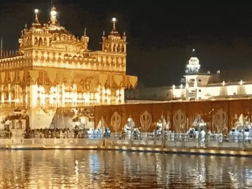 श्री गुरु ग्रंथ साहिब प्रकाश पर्व कल, 100 क्विंटल फूलों से सजा गोल्डन टेंपल, रात को होगी आतिशबाजी