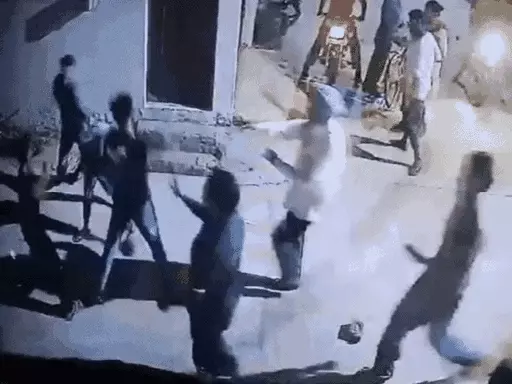लव-मैरिज करने वाले कपल पर हमला, युवती के भाई ने सास और पति को गली में सरेआम पीटा