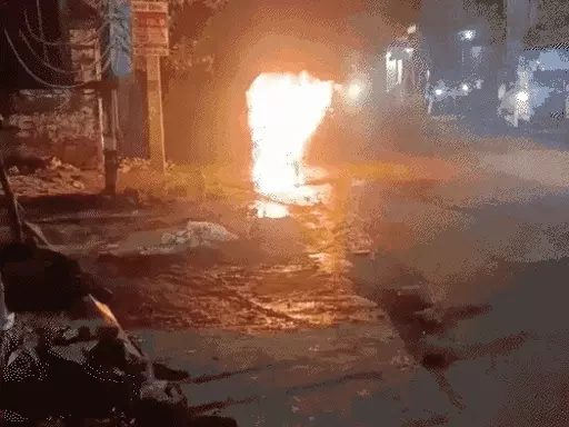 सामान डिलीवरी करने निकला था कोरियर बॉय, पेट्रोल टंकी के पास उठी चिंगारी से भड़की आग