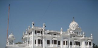ढोल नगाड़ों व बैंड बाजों के साथ निकली बाबा नानक की बारात, संगतों ने किया जोरदार स्वागत