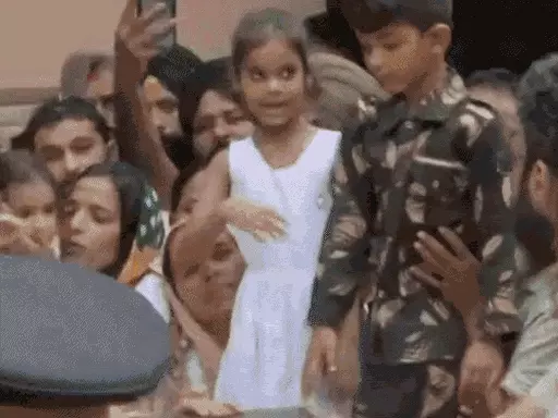 शहीद कर्नल मनप्रीत के सैन्य सम्मान के साथ अंतिम संस्कार, 7 साल के बेटे ने वर्दी पहनकर सैल्यूट किया